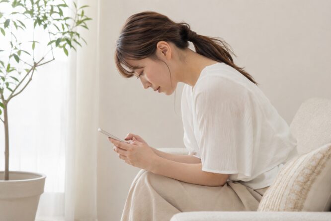 スマホ姿勢で顔が歪む_顔面骨構造研究家 林幸千代